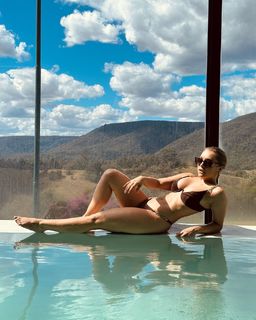Carla Diaz feet photo thumbnail