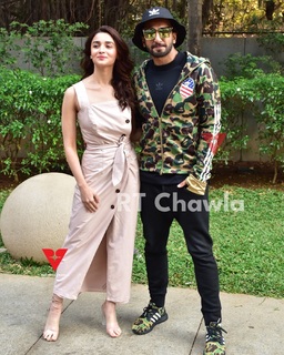 Alia Bhatt feet photo thumbnail