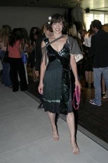 Milla Jovovich feet photo thumbnail