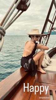 Abigail Spencer feet photo thumbnail