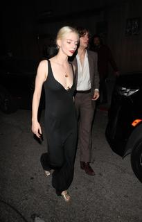 Anya Taylor-Joy feet photo thumbnail