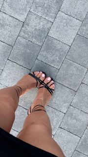 Kylie Jenner feet photo thumbnail