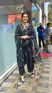 Kriti Sanon feet photo thumbnail