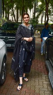 Kriti Sanon feet photo thumbnail