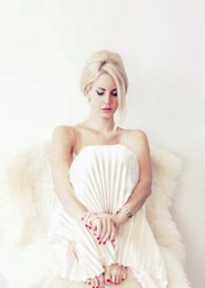 Lana Del Rey feet photo thumbnail
