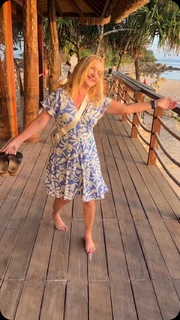 Angela Kinsey feet photo thumbnail