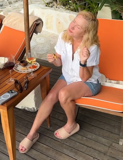 Angela Kinsey feet photo thumbnail