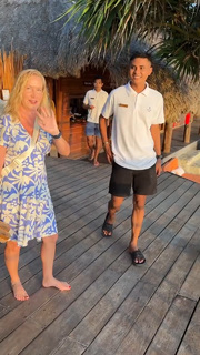 Angela Kinsey feet photo thumbnail