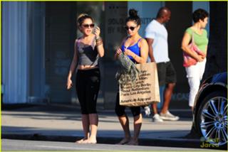 Vanessa Hudgens feet photo thumbnail