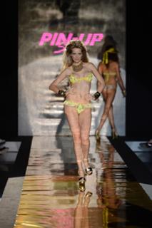 Petra Nemcova feet photo thumbnail