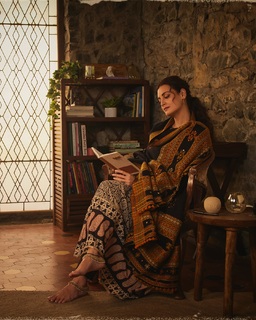 Dia Mirza feet photo thumbnail
