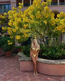 Tana Mongeau feet photo thumbnail
