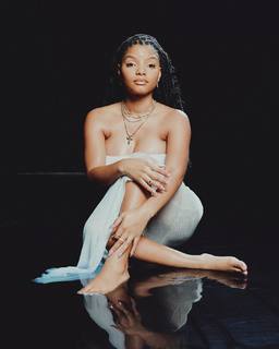 Halle Bailey feet photo thumbnail