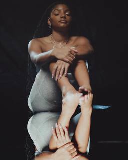 Halle Bailey feet photo thumbnail