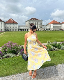 Anushka Sen feet photo thumbnail