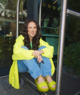 Larissa Manoela feet photo thumbnail