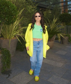 Larissa Manoela feet photo thumbnail