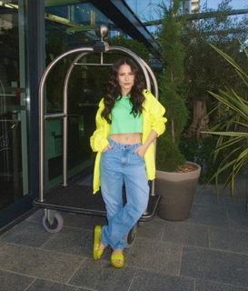 Larissa Manoela feet photo thumbnail