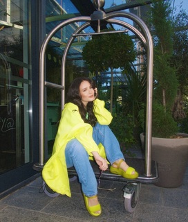 Larissa Manoela feet photo thumbnail