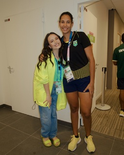 Larissa Manoela feet photo thumbnail