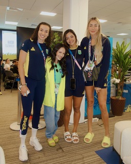 Larissa Manoela feet photo thumbnail