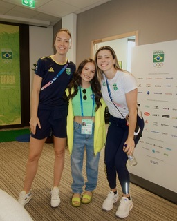 Larissa Manoela feet photo thumbnail