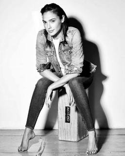 Gal Gadot feet photo thumbnail