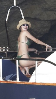 Kendall Jenner feet photo thumbnail