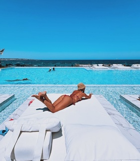 Athina Oikonomakou feet photo thumbnail