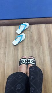 Isis Valverde feet photo thumbnail