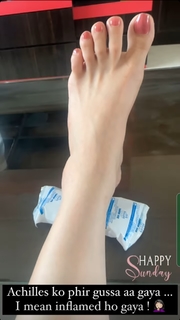 Zareen Khan feet photo thumbnail