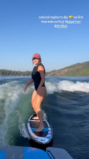 Sydney Sweeney feet photo thumbnail