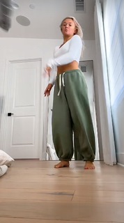 Katie Sigmond feet photo thumbnail