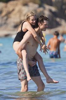 Emma Roberts feet photo thumbnail