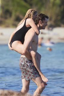 Emma Roberts feet photo thumbnail