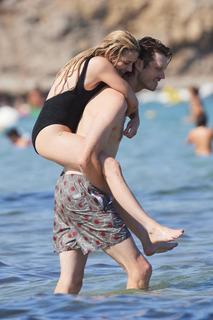 Emma Roberts feet photo thumbnail