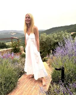 Gwyneth Paltrow feet photo thumbnail
