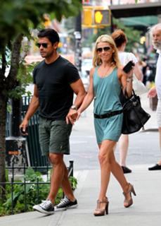 Kelly Ripa feet photo thumbnail
