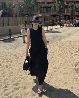 Karisma Kapoor feet photo thumbnail