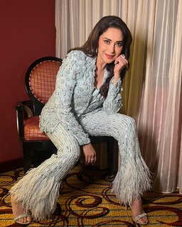 Madhuri Dixit feet photo thumbnail