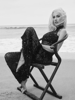 Christina Aguilera feet photo thumbnail
