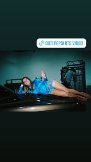 Addison Rae feet photo thumbnail