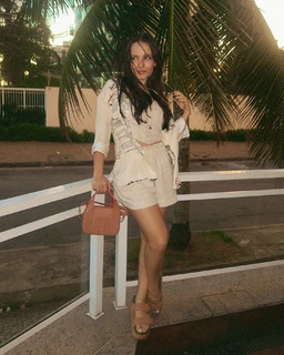 Larissa Manoela feet photo thumbnail