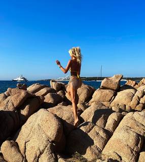 Victoria Silvstedt feet photo thumbnail