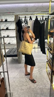 Isis Valverde feet photo thumbnail