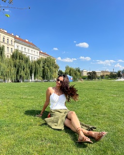 Anushka Sen feet photo thumbnail