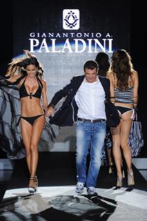 Elisabetta Gregoraci feet photo thumbnail