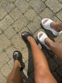 Julieanna Marie Goddard feet photo thumbnail