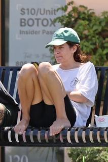 Riley Keough feet photo thumbnail