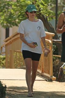 Riley Keough feet photo thumbnail